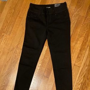 High-waisted Black Jeans!